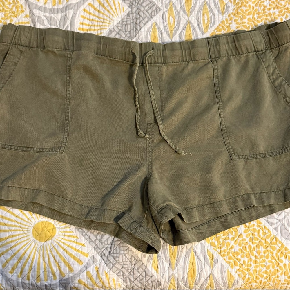🧡 GAP Olive Green Women's Shorts
